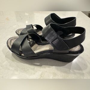 Easy Spirit Escedella Anti Gravity Black Strappy Wedge Sandals 8 Narrow